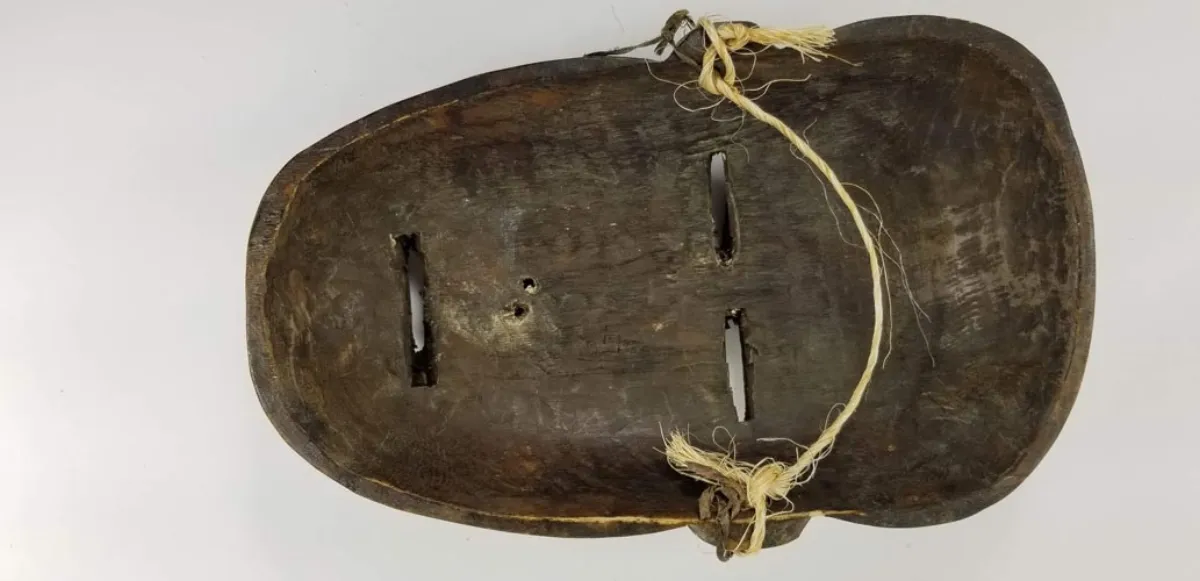 Mask with typical Bembe eyes