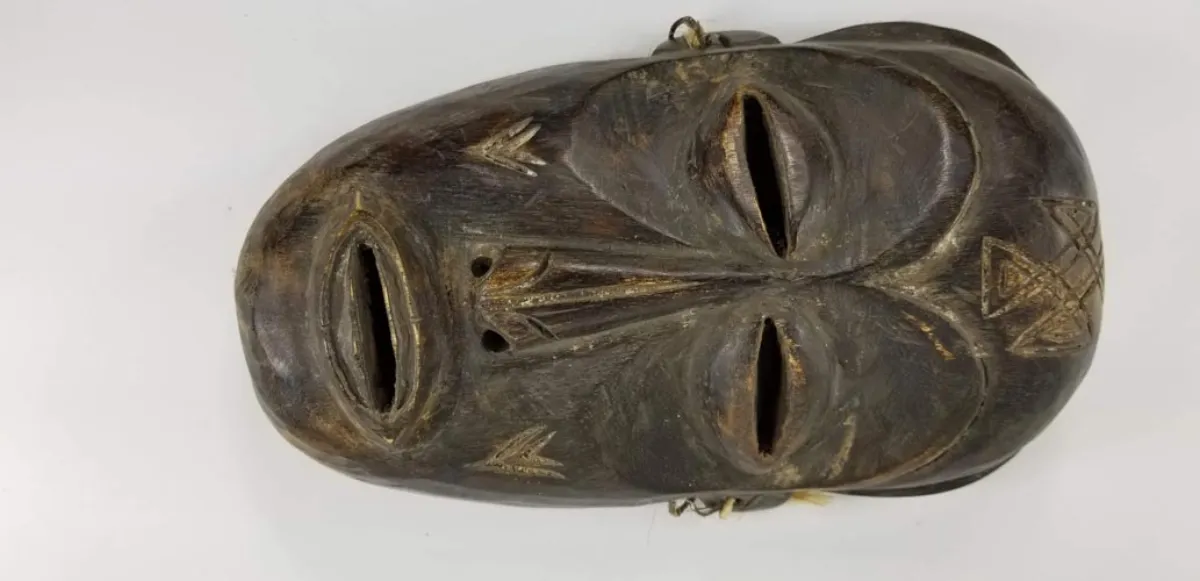 Mask with typical Bembe eyes