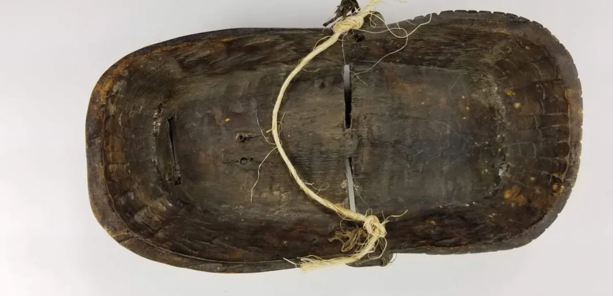 Mask with typical Bembe eyes