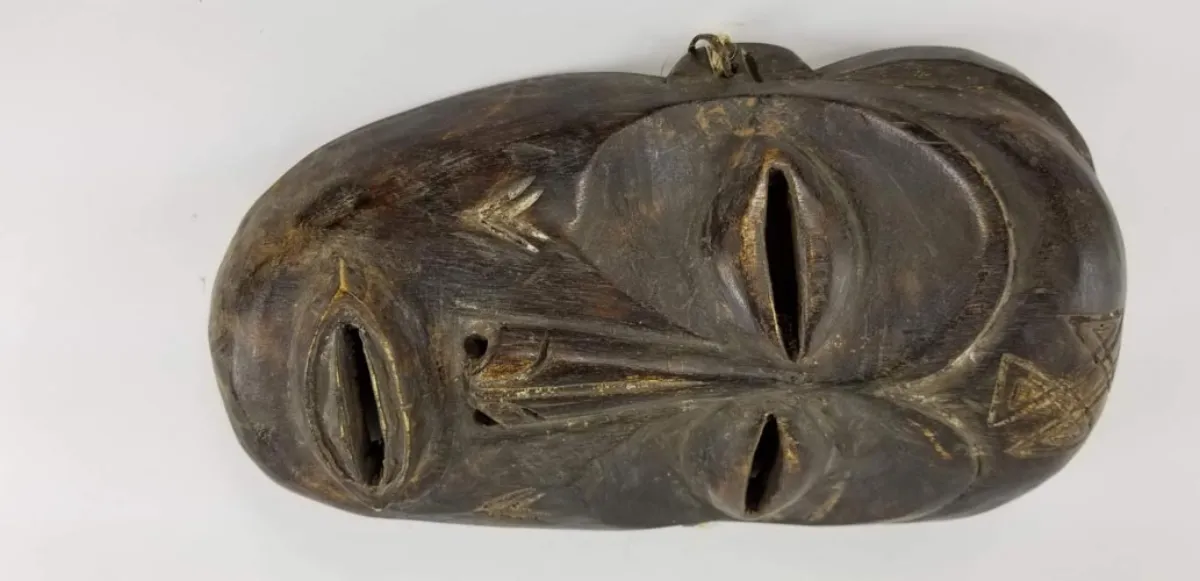 Mask with typical Bembe eyes