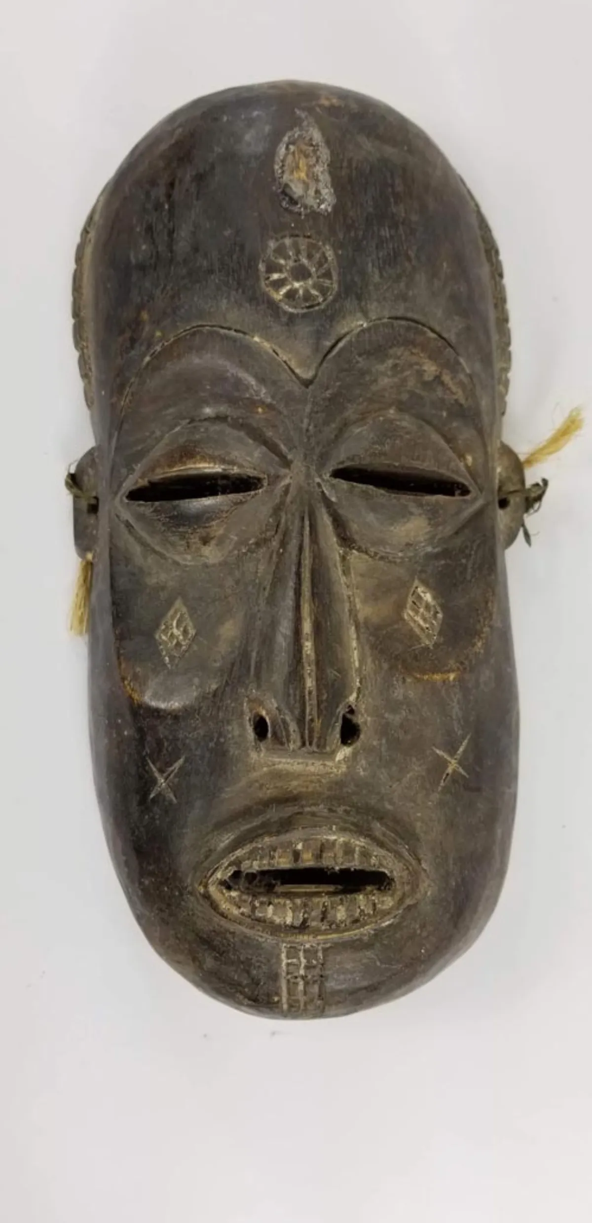 Mask with typical Bembe eyes